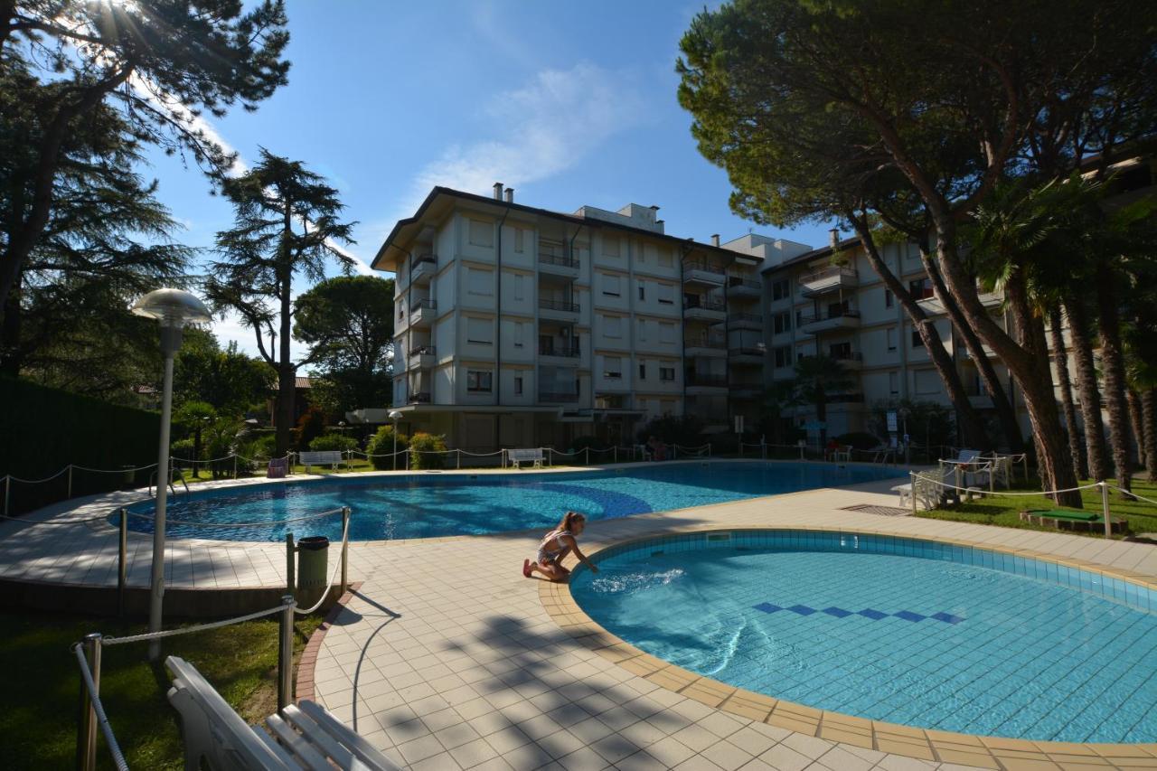 Lignano With Pool Lignano Sabbiadoro Exterior foto