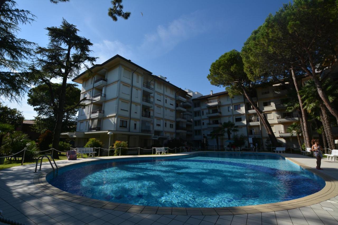 Lignano With Pool Lignano Sabbiadoro Exterior foto