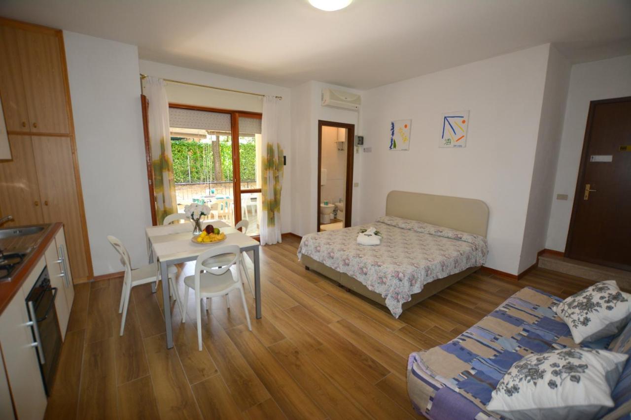 Lignano With Pool Lignano Sabbiadoro Exterior foto